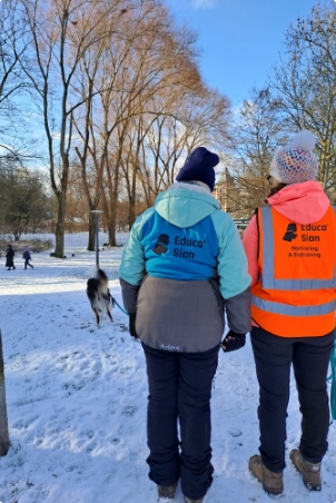Pascaline et son élève regardent le chien en train de pister l'odeur